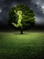 Doppelbelichtung Frau im Baum