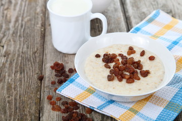 Oatmeal with raisins