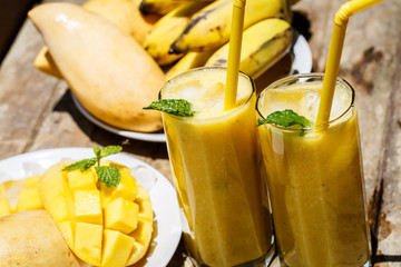 Smoothie mango and banana