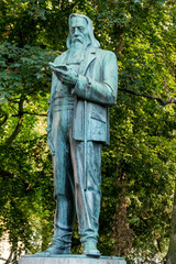 Statue eines lesenden Mannes