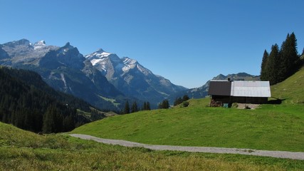 Fototapeta na wymiar Trekking route from Lauenen to Gsteig bei Gstaad