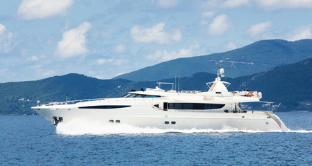 Luxuriöse Motoryacht oder privates Motorboot