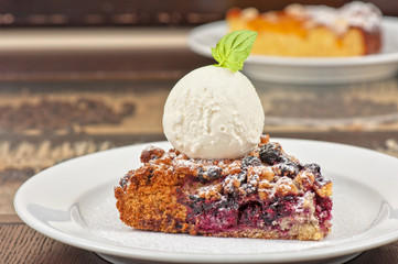 Crumble pie with black currants