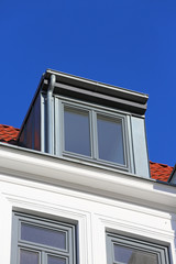 Gerade Gaube mit grauem Fenster