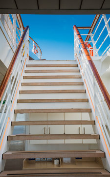 Treppenaufgang Kreuzfahrtschiff