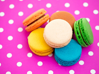 bunte Macarons auf pinker Unterlage