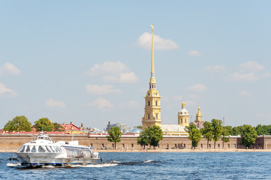 Meteor hydrofoil by the Peter and Paul fortress, Petersburg