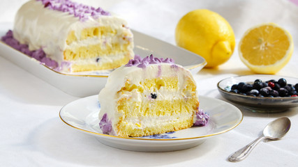 lemon cake with blueberries and cream of ricotta