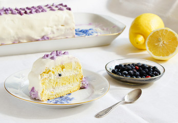 lemon cake with blueberries and cream of ricotta
