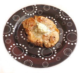 Nackensteaks mit Kräuterbutter