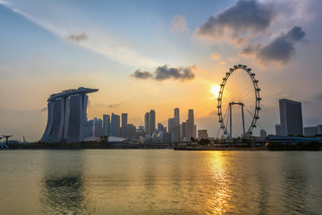 Naklejka premium Singapore city skyline at Marina Bay when sunset