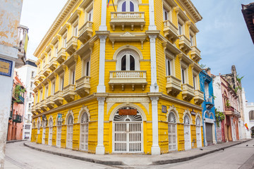 Hermosas fachadas de los edificios coloniales y calles de la ciudad amurallada de Cartagena de...