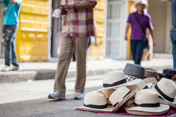 Venta callejera de sombreros en las calles de la ciudad de Cartagena de Indias en Colombia