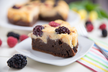 Schokoladen Käsekuchen mit Beeren