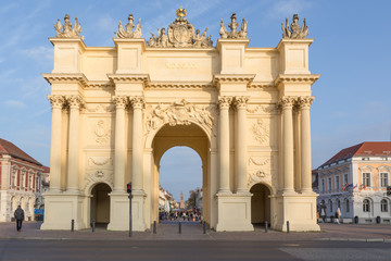 Fototapeta na wymiar Brandenburger Tor mit Straße