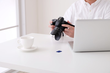 ノートパソコンとデジタルカメラ