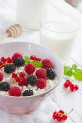 cottage cheese with fresh berries