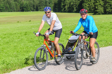 Obraz premium fröhliche Radtour ins Grüne
