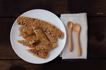 Deep-fry sliced banana : Khmer style