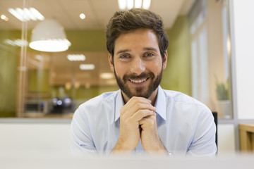 Naklejka premium Portrait of handsome bearded man in office. looking camera