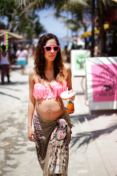 schwangere Frau am Strand