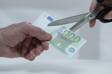 Cutting banknote