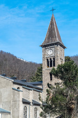 Fototapeta na wymiar Clock tower at mountains