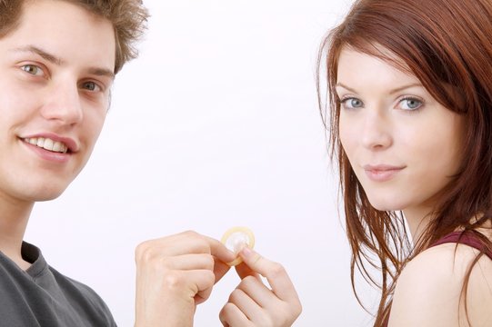Junges Paar mit Kondom