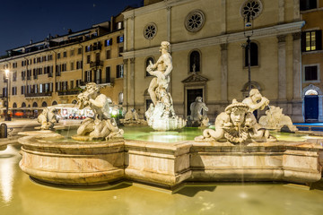 Fototapeta na wymiar monumento a piazza navona con la fontana