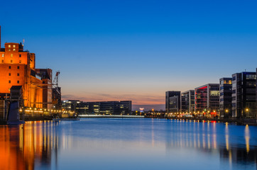 Naklejka premium Blaue Stunde im Innenhafen Duisburg
