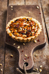 Tart with nuts and caramel
