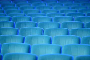 Fototapeta premium Puste wygodne zielone siedzenia w teatrze, kinie