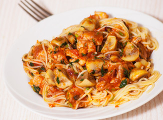 chicken and mushrooms in tomato sauce with spaghetti