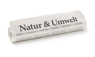 Zeitungsrolle mit der Überschrift Natur und Umwelt