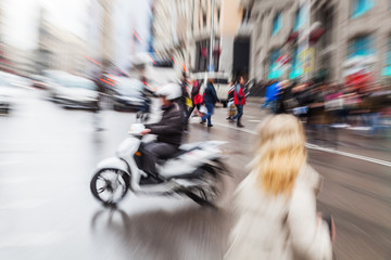 Fototapeta premium Menschen auf regennasser Straße