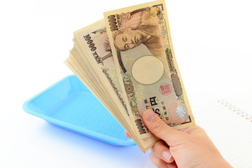 紙幣を持つ手