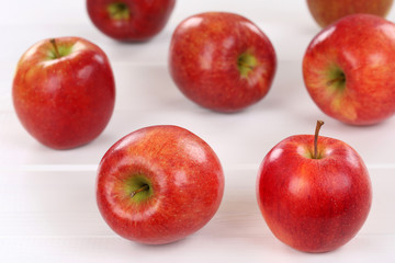 Rote Äpfel Früchte auf Holzbrett