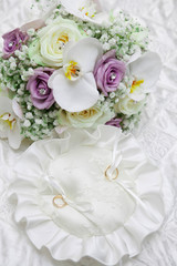 Bouquet e anelli nuziali