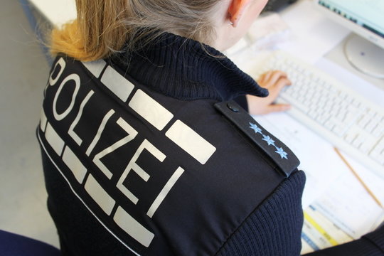 Polizei im B&uuml;ro am Computer 110