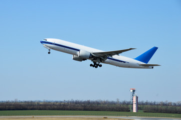 Aufsteigendes Passagierflugzeug mit Düsenantrieb