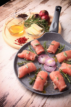 involtini di maiale formaggio e prosciutto