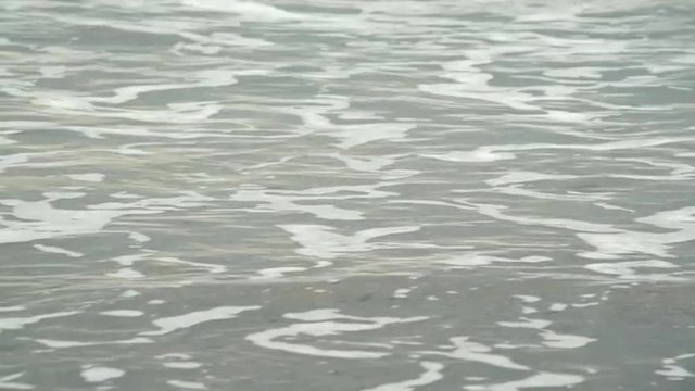 浜辺に押し寄せる波