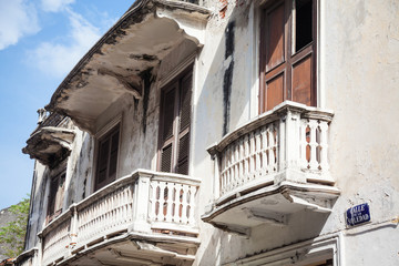 Fototapeta na wymiar Detalle en las hermosas fachadas de las casas coloniales de la ciudad amurallada de Cartagena de Indias en Colombia. Casa en ruinas