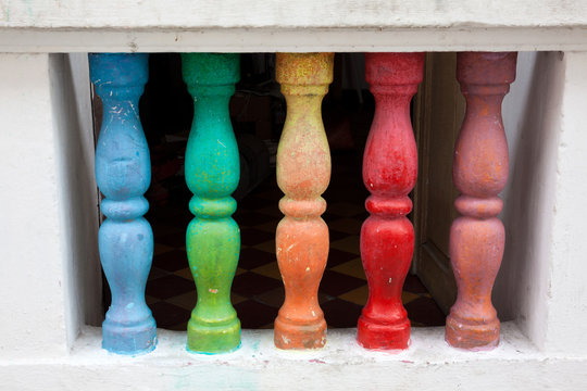 Detalle en las hermosas fachadas de las casas coloniales de la ciudad amurallada de Cartagena de Indias en Colombia. Balaustres coloridos