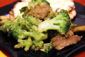 Broccoli and chicken with mushrooms and cheese