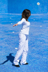 Tanzende Frau im leeren Schwimmbecken