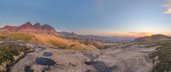 Fototapeten Süd Afrika Sunrise Pano at the peaks  © hannesthirion