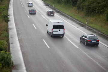 Gefahr durch Wasser auf der Fahrbahn