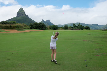 Jeune fille au Golf