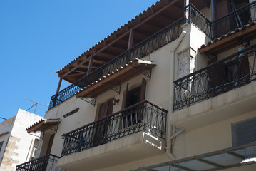 Fototapeta na wymiar старое здание с балконом